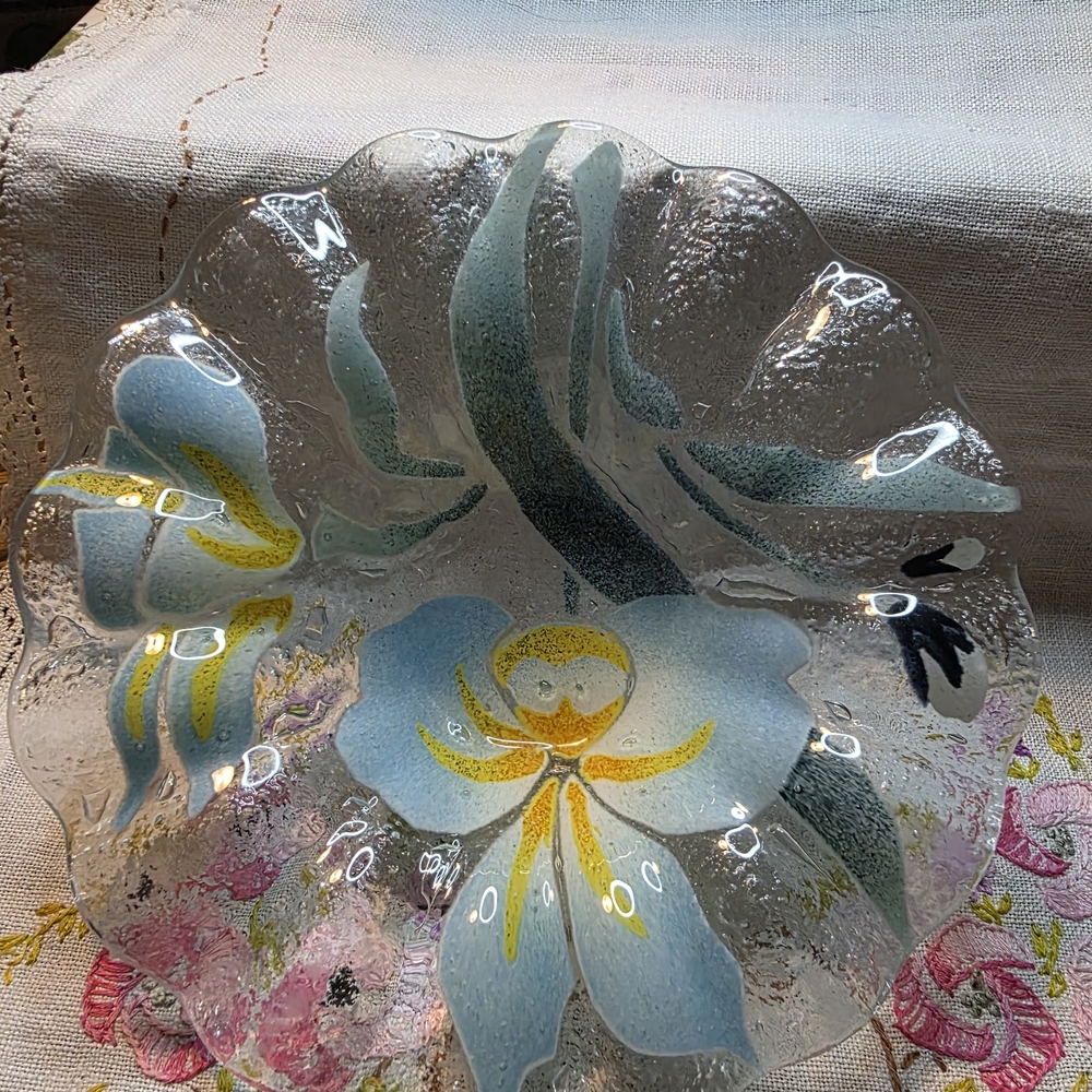 Vintage Sydenstricker fused art glass bowl featuring a blue and yellow iris